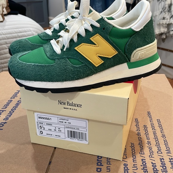 New balance sneakers. Only wore once indoor so its like a new. - Picture 2 of 3